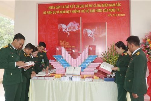 Giới thiệu và trao tặng bộ sách về 2.833 Bà mẹ Việt Nam Anh hùng tỉnh Quảng Trị