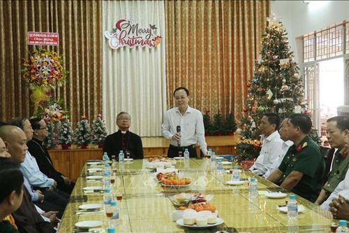 Thăm, chúc mừng Giáng sinh các cơ sở Công giáo và Tin lành ở Cần Thơ