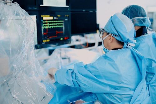 Thay van động mạch chủ qua da mở ra cơ hội sống cho người cao tuổi