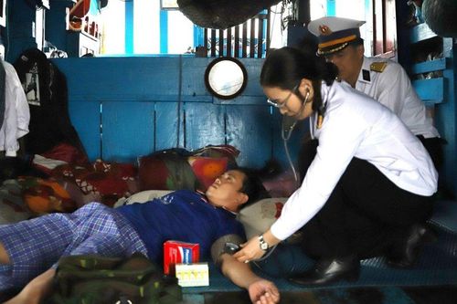 Cứu nạn thành công tàu cá Quảng Ngãi bị hỏng máy và 5 ngư dân