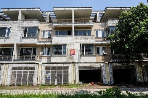 Hàng trăm shophouse, biệt thự bạc tỷ bỏ hoang: Vì sao không cho thuê?
