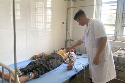 Vùng 5 Hải quân khám bệnh, cấp phát thuốc miễn phí cho người dân