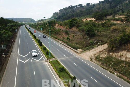 Khẩn trương sửa chữa hệ thống chiếu sáng trên cao tốc Liên Khương - Prenn