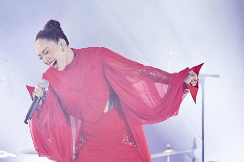 Đẳng cấp Tóc Tiên: Trưng trổ vũ đạo bưng bê cực cháy trên sân khấu, bắn nốt cao ầm ầm