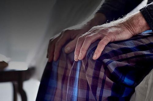 Lời khuyên giúp giảm đau đầu gối vào ban đêm và ngủ ngon hơn