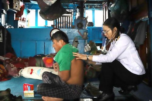Cứu nạn thành công tàu cá và 5 ngư dân lúc sóng to gió lớn giữa biển Trường Sa