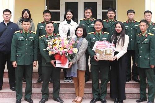 Trung ương Hội LHPN Việt Nam thăm, tặng quà 2 đơn vị em nuôi