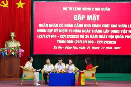 Vùng 2 Hải quân: Tặng quà 86 quân nhân gia đình chính sách vượt khó vươn lên