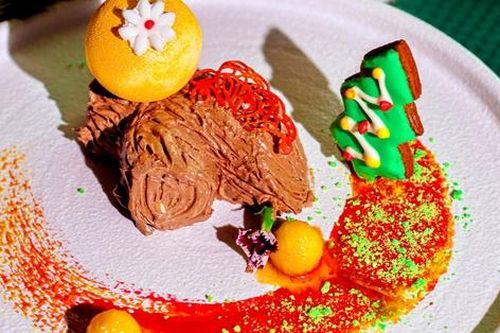 Bánh kem khúc cây ăn kèm chocolate