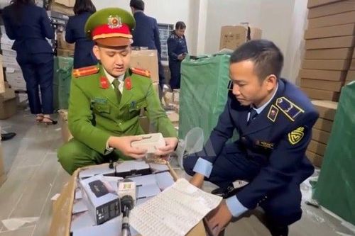 Lô loa, tai nghe, trị giá khoảng 4,3 tỷ đồng có dấu hiệu giả mạo