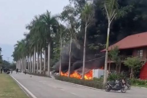 Phú Thọ: Cháy tại Khu du lịch Vườn Vua, 7 xe điện bị thiêu rụi