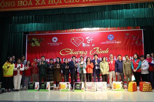 Ấm áp chương trình 'Xuân biên phòng ấm lòng dân bản' tại Quan Sơn