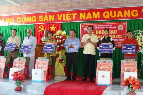 Bàn giao 50 căn nhà Đại đoàn kết cho hộ nghèo huyện Châu Thành