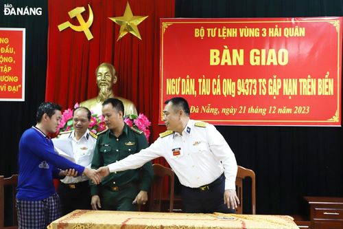 Vùng 3 Hải quân bàn giao tàu cá Quảng Ngãi gặp nạn trên biển