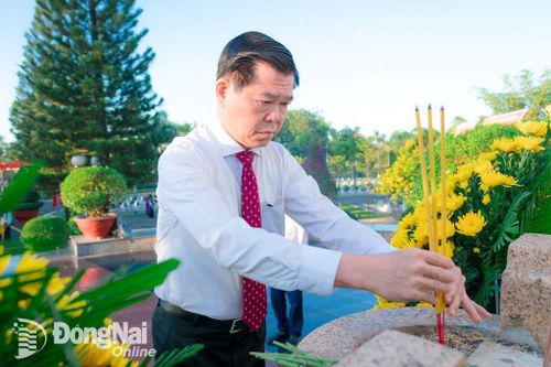 Lãnh đạo tỉnh chúc mừng Bộ Chỉ huy Quân sự tỉnh, viếng nghĩa trang nhân kỷ niệm ngày thành lập Quân đội Nhân dân Việt Nam