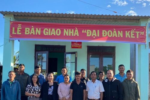 Đak Đoa bàn giao 2 căn nhà 'Đại đoàn kết' cho hộ nghèo