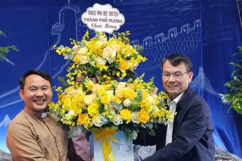 Lãnh đạo TP. Pleiku và Thị xã Ayun Pa chúc mừng các tổ chức tôn giáo nhân dịp Giáng sinh năm 2023