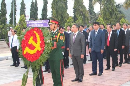 Lãnh đạo tỉnh Khánh Hòa viếng Nghĩa trang liệt sĩ Hòn Dung