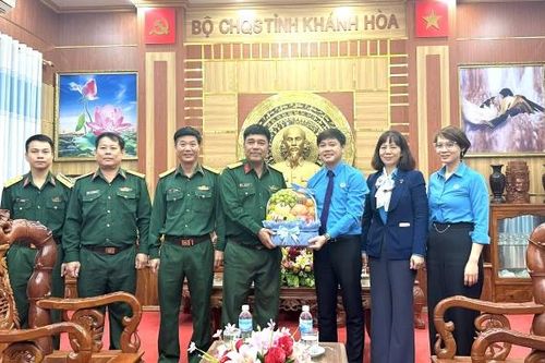 Liên đoàn Lao động tỉnh thăm, chúc mừng các đơn vị quân đội