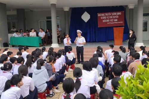 Tuyên truyền về biển, đảo cho hơn 500 giáo viên, học sinh Trường THCS Trịnh Phong