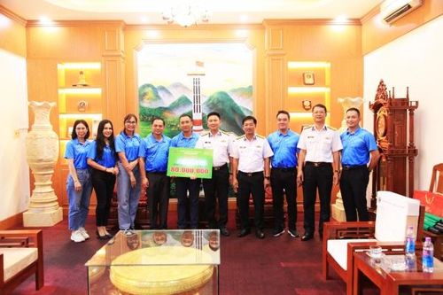 Đoàn công tác của Nhà máy Đạm Phú Mỹ: Thăm, chúc mừng cán bộ, chiến sĩ Lữ đoàn 162, Vùng 4 Hải quân
