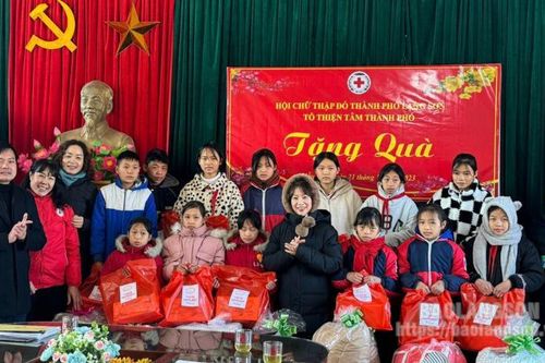 Tặng 47 suất quà cho học sinh có hoàn cảnh khó khăn tại xã Mẫu Sơn, huyện Lộc Bình