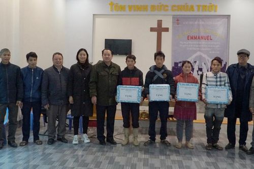 Phó Chủ tịch HĐND tỉnh Lý Bình Minh thăm, tặng quà các điểm sinh hoạt tôn giáo tại huyện Bắc Hà