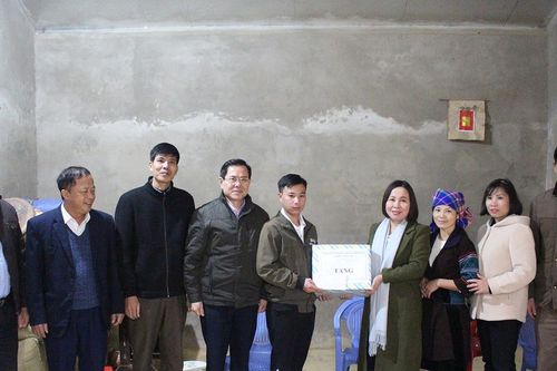 Trưởng Ban Dân vận Tỉnh ủy thăm, tặng quà tại huyện Bát Xát nhân dịp Giáng sinh năm 2023