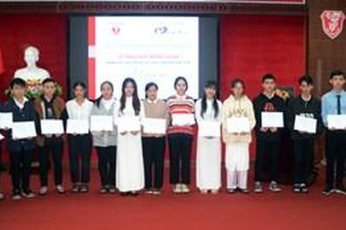 Trao 42 suất học bổng cho sinh viên khó khăn của Đại học Huế