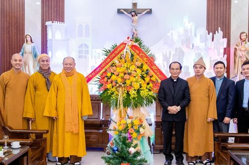 Thanh Hóa: Ban Trị sự GHPGVN tỉnh chúc mừng Giáng sinh tại các giáo xứ