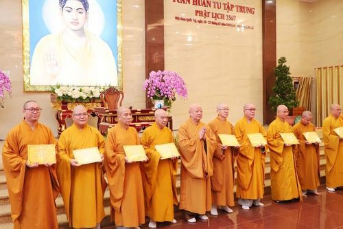 Ban Trị sự GHPGVN TP.HCM trao chứng nhận Khóa huân tu và Bồi dưỡng trụ trì Phật lịch 2567