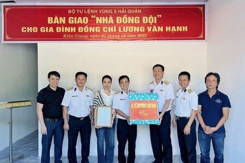 Hải quân Vùng 5 trao tặng nhà đồng đội cho quân nhân có hoàn cảnh khó khăn