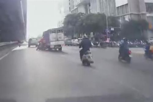 Đề nghị tài xế xe tải chèn ngã 2 người đi xe máy đến cơ quan Công an làm việc