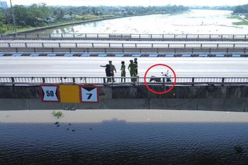 Dừng xe máy trên cầu Tân An, người đàn ông bất ngờ nhảy xuống sông Vàm Cỏ Tây