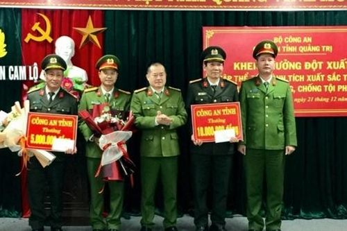 Công an Quảng Trị khen thưởng các tập thể bắt vụ vận chuyển 18.000 viên ma túy