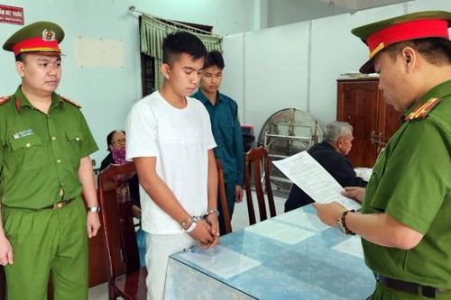 Thuê ôtô rồi đi bán lấy tiền chơi game, đánh bạc