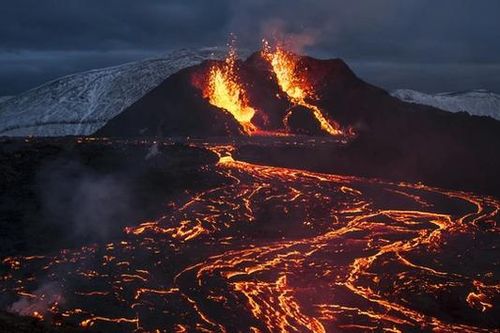 Núi lửa phun trào dữ dội tại Iceland