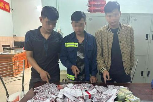 Quận 5: Bắt quả tang nhóm 'bôi bẩn' phố phường, thu giữ 1.000 tờ quảng cáo