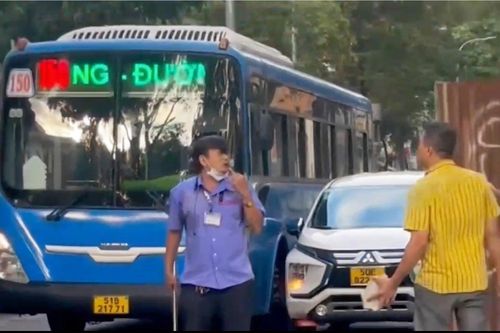 Đình chỉ tài xế xe buýt cầm gậy sắt xuống đường 'nói chuyện' với tài xế ô tô