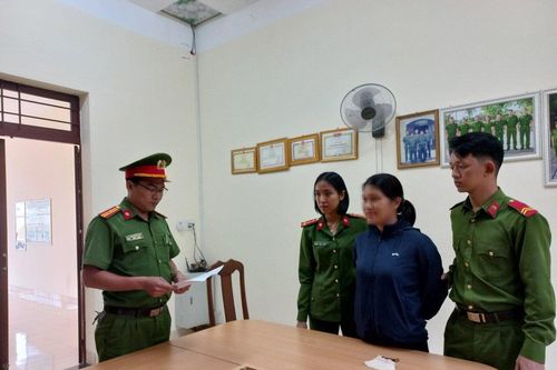 Quảng Nam: Bắt giữ người phụ nữ đập phá ô tô, thách thức công an