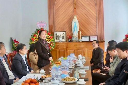 Lãnh đạo huyện Ứng Hòa chúc mừng Giáo xứ Vân Đình nhân dịp Giáng sinh