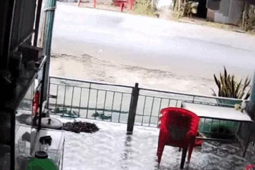 Di chuyển với tốc độ cao, ô tô khách va chạm kinh hoàng với xe máy qua đường ẩu