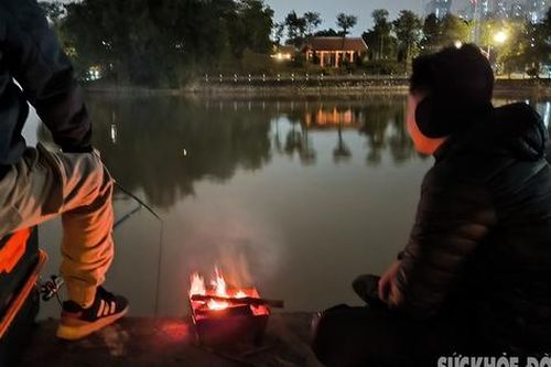 Cần thủ dựng lều, mắc võng xuyên đêm đông giá săn cá