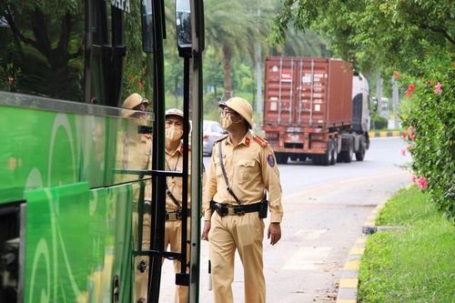 Hà Nội tăng cường xử lý xe dù, bến cóc