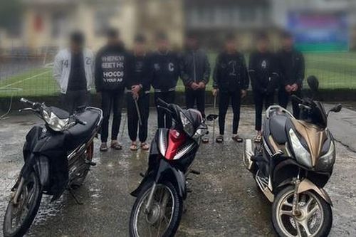 Nhóm thanh niên đeo khẩu trang cầm hung khí ra đường chém người vì 'ngứa mắt'