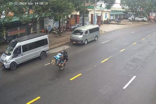 Xử phạt 2 thanh niên dương tính với ma túy, chạy xe máy 'bốc đầu'