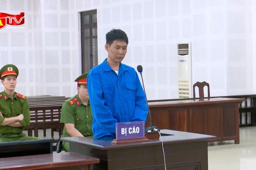 12 năm tù cho kẻ côn đồ mang dao chém bạn nhậu bị thương