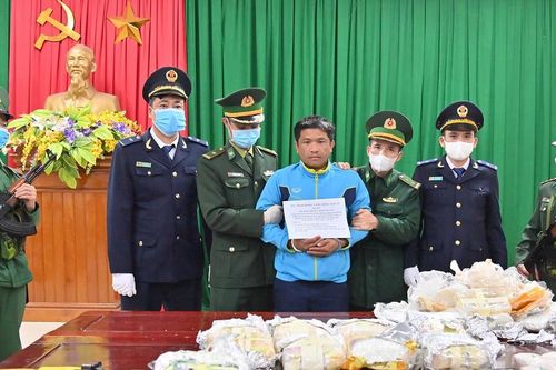 Bắt người đàn ông mang súng 'áp tải' 21kg ma túy