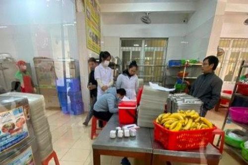 9 học sinh nhập viện sau bữa ăn trưa