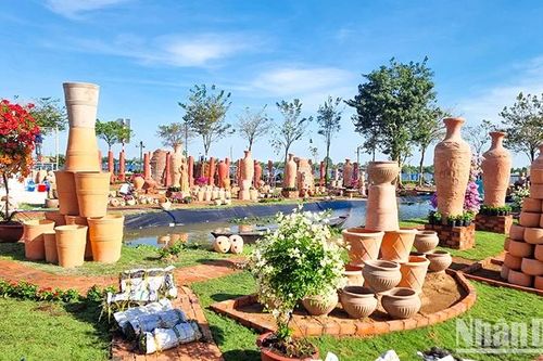 Độc đáo Công viên nghệ thuật gốm đỏ Vĩnh Long